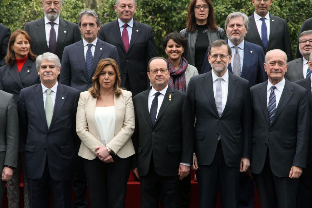 François Hollande y Mariano Rajoy son recibidos con honores junto al Ayuntamiento de Málaga. Antes del almuerzo, han visitado el Museo de Málaga.