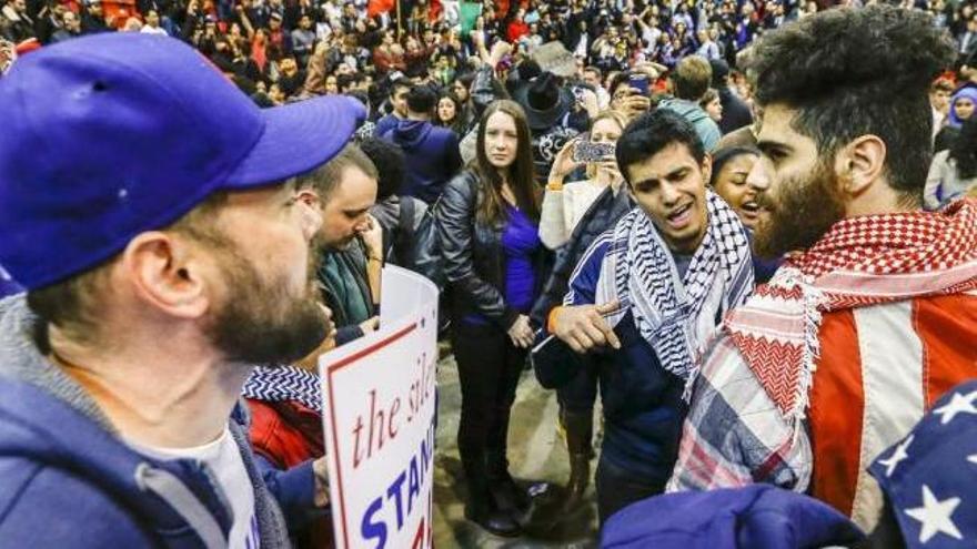 Seguidores de Trump, a la izquierda, discuten con detractores en la Universidad de Illinois, en Chicago.