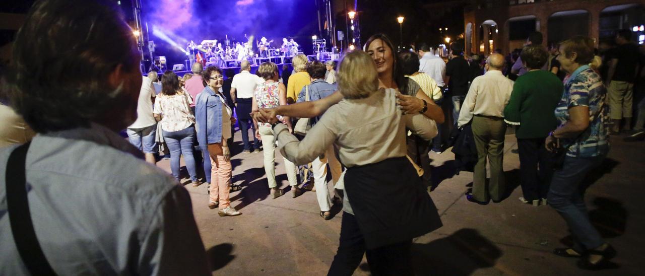 Ambiente en una pasada verbena.