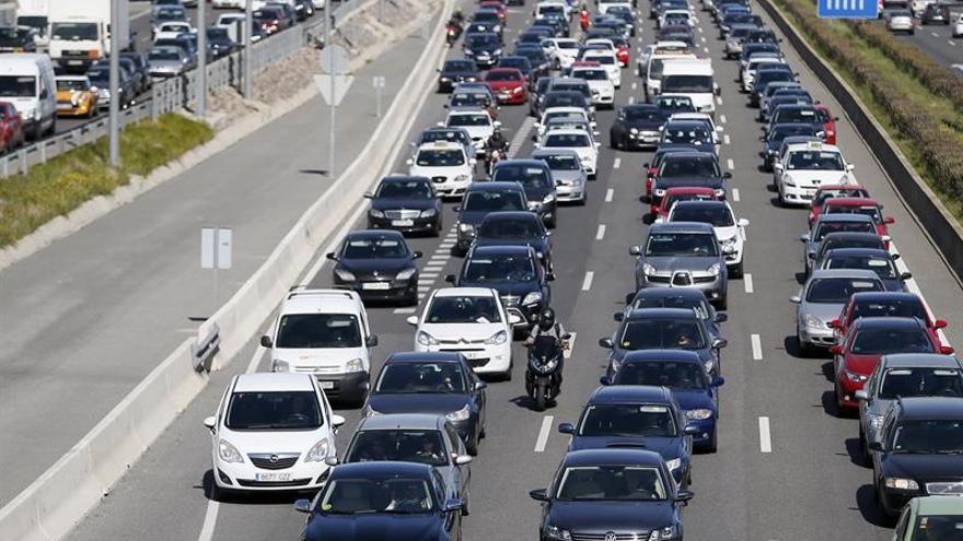 Retenciones kilométricas en las salidas de Madrid hoy en el inicio del puente