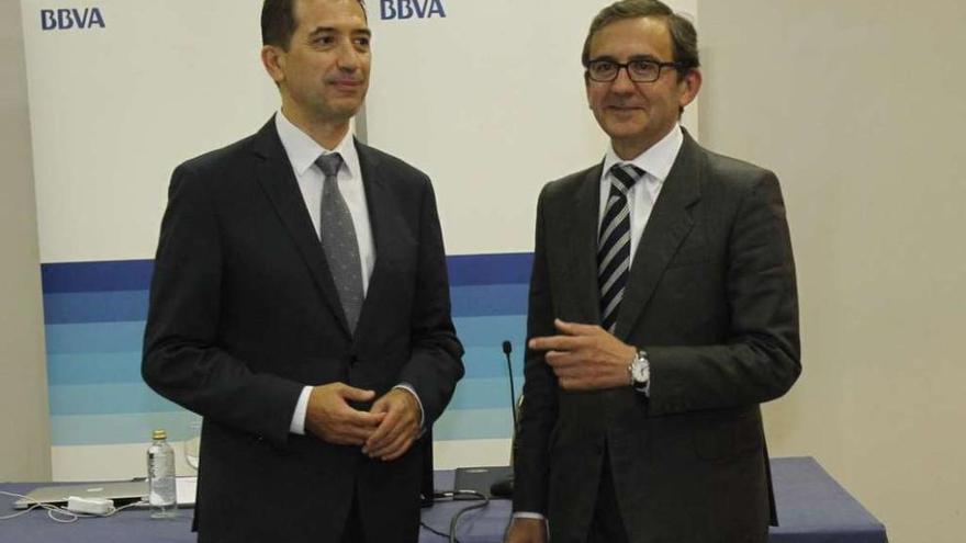 Rafael Doménech y Juan Carlos Hidalgo, ayer, en la presentación del informe &quot;Situación Galicia&quot;. // J. Lores