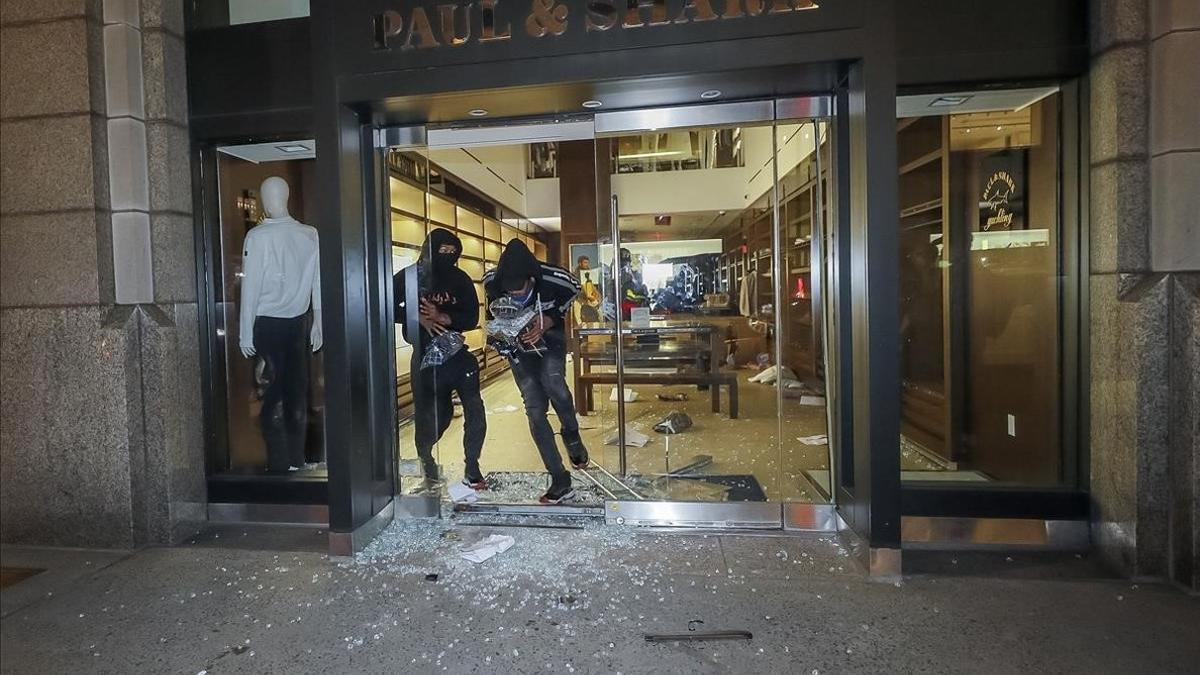 Saqueo de una tienda en Manhattan.