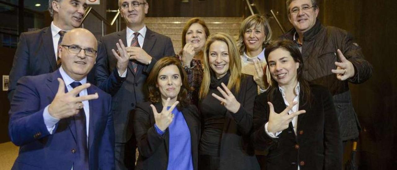 Sáenz de Santamaría, con el presidente del PP de Ourense y con candidatos al Congreso y Senado por la provincia. // Brais Lorenzo