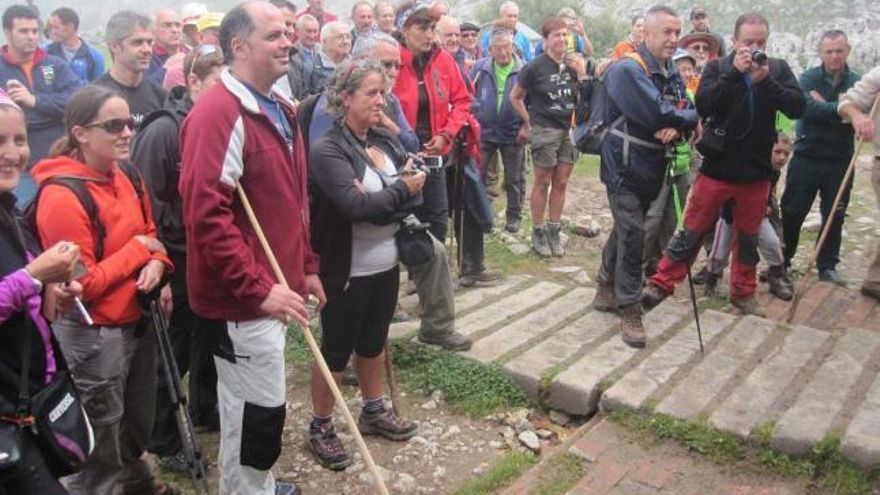 Varios de los montañeros participantes en el homenaje de ayer en Vegarredonda.