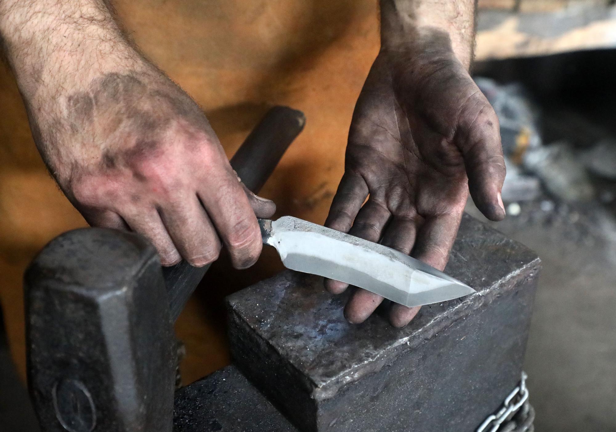 Los usos de los cuchillos de Álvaro son diversos, desde la cocina a la caza o el recuerdo.