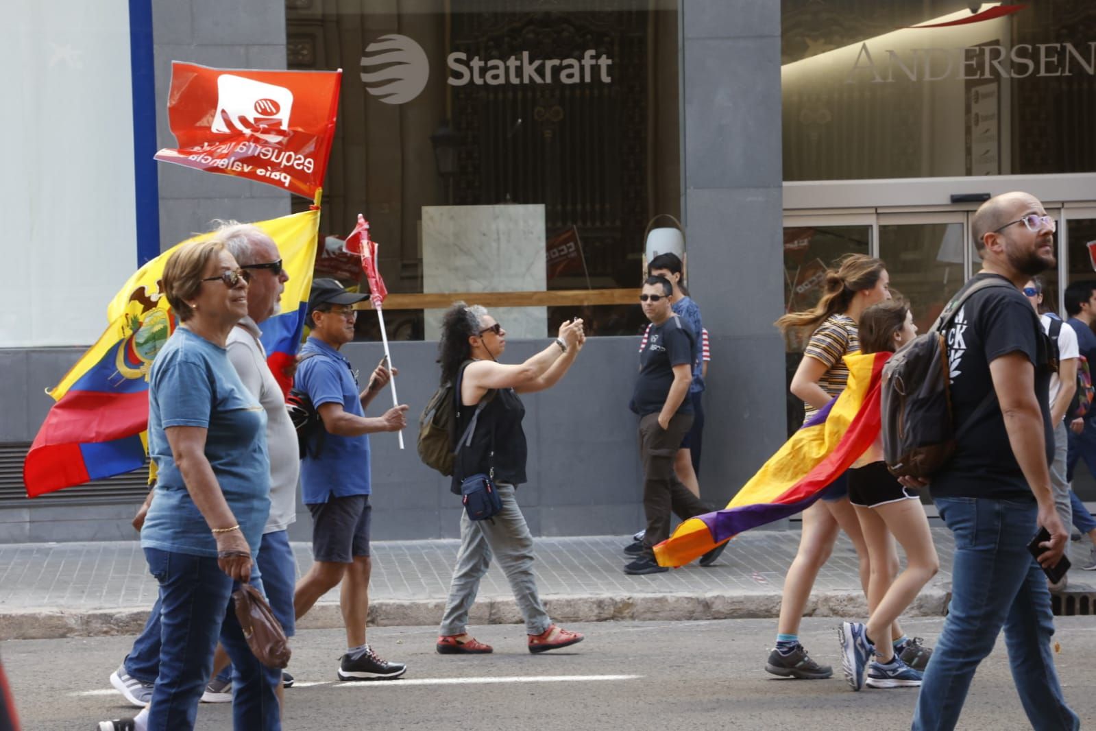 Miles de trabajadores festejan el Primero de Mayo en València