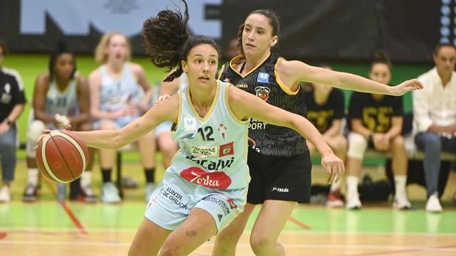 Marina Gea bota el balón durante un partido del Celta femenino en Navia. |  Pablo H. Gamarra