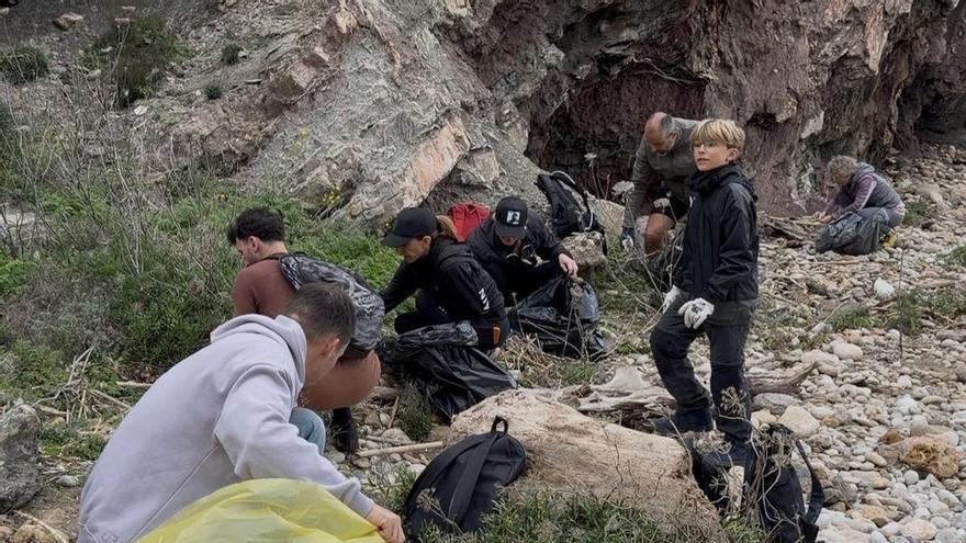 Retiran hasta 600 kilos de residuos en dos playas escondidas de Ibiza en solo cuatro horas
