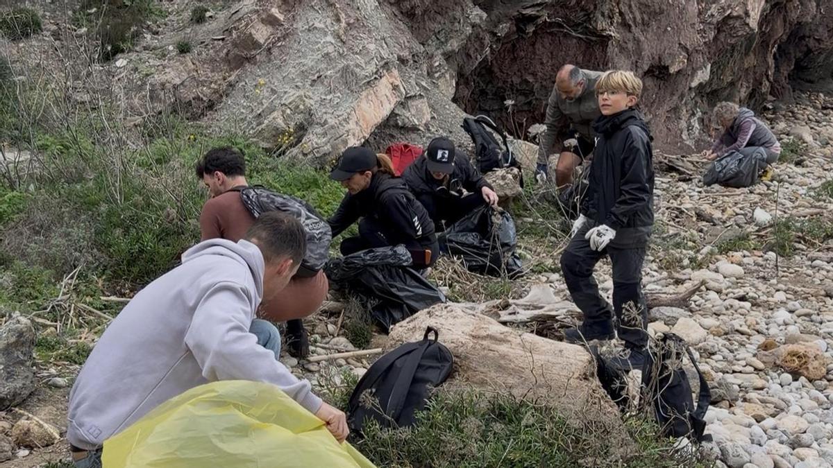 Voluntarios limpian dos playas escondidas de Ibiza en sólo 4 horas