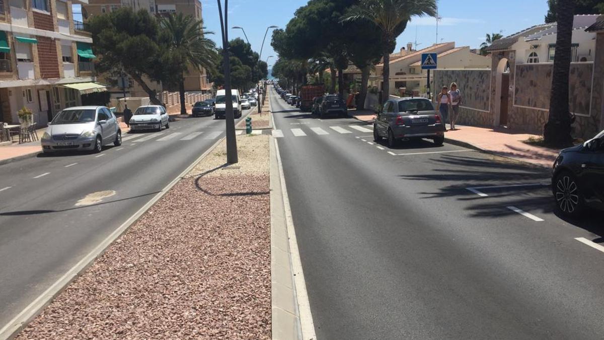 Avenida que conecta la carretera nacional con la playa en La Zenia