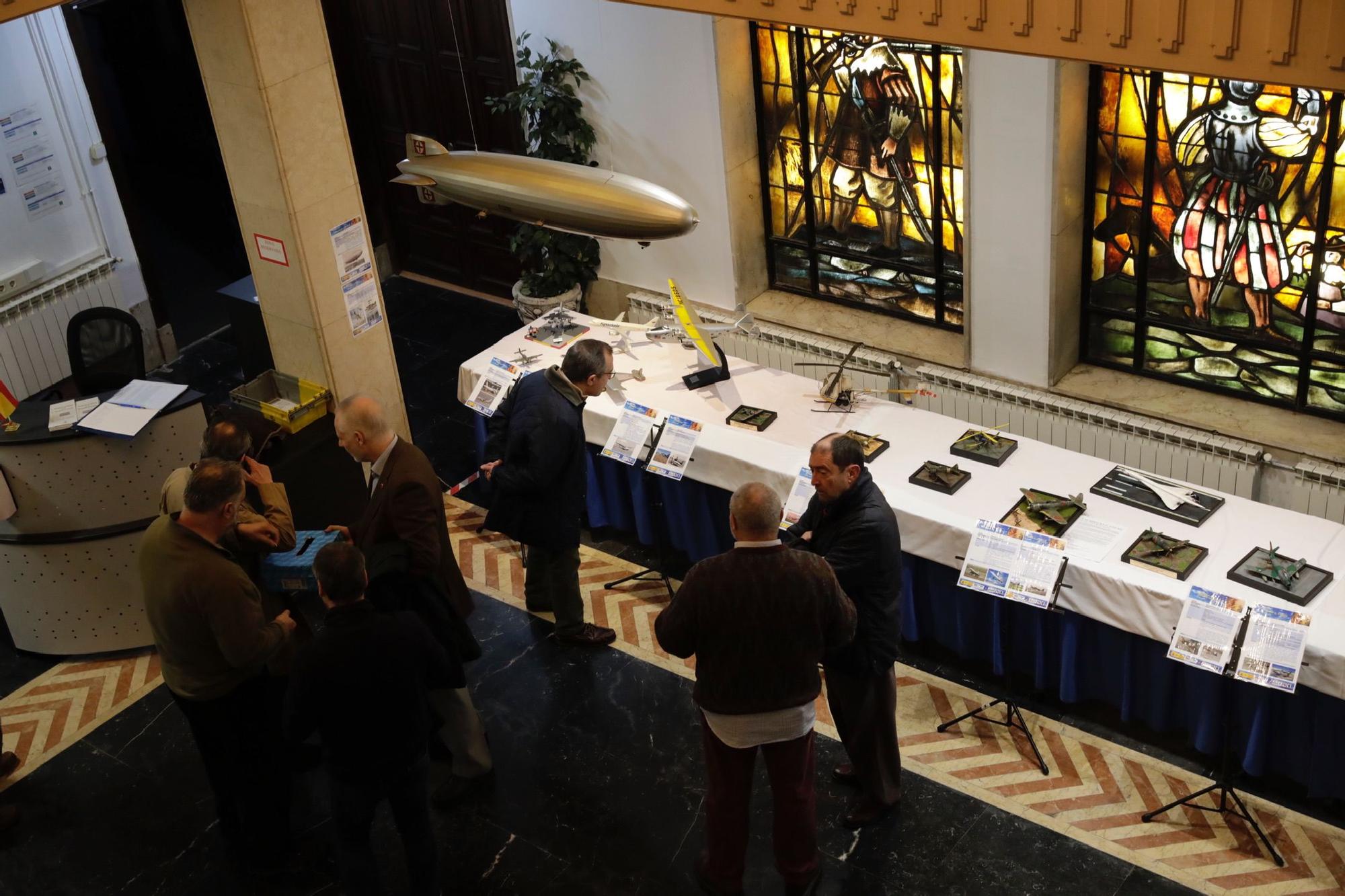 Una historia de la aviación en miniatura: así es la exposición de maquetas de la Delegación de Defensa