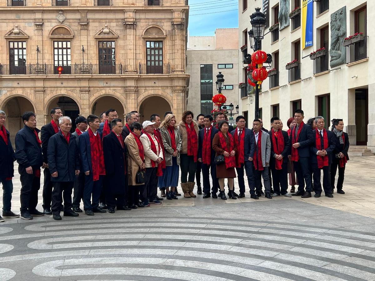 Representantes de la comunidad china en Castelló, donde el lunes se instalaron farolillos rojos