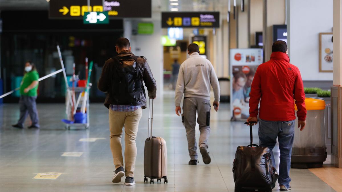 Personas en el aeropuerto de Ibiza, en una imagen de archivo.