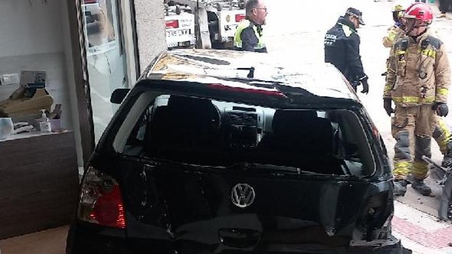 L'accident de trànsit de Blanes amb el cotxe a l'interior de la perruqueria.