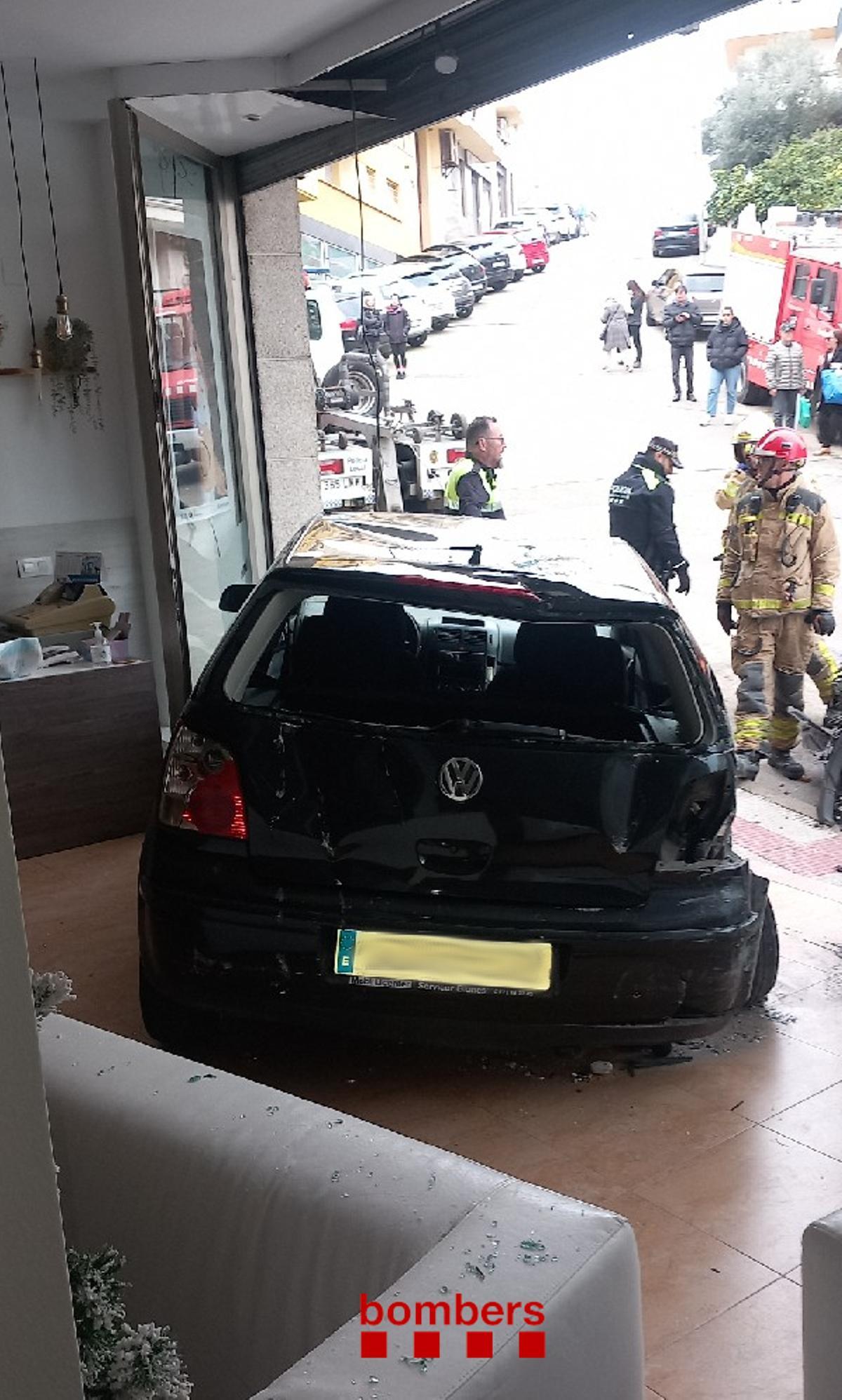 L'accident de trànsit de Blanes amb el cotxe a l'interior de la perruqueria.
