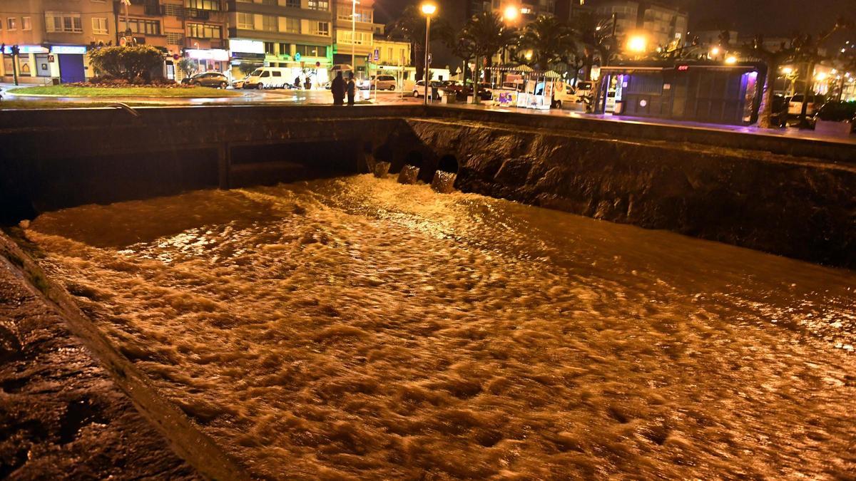 Una tromba de agua causa inundaciones en Sada