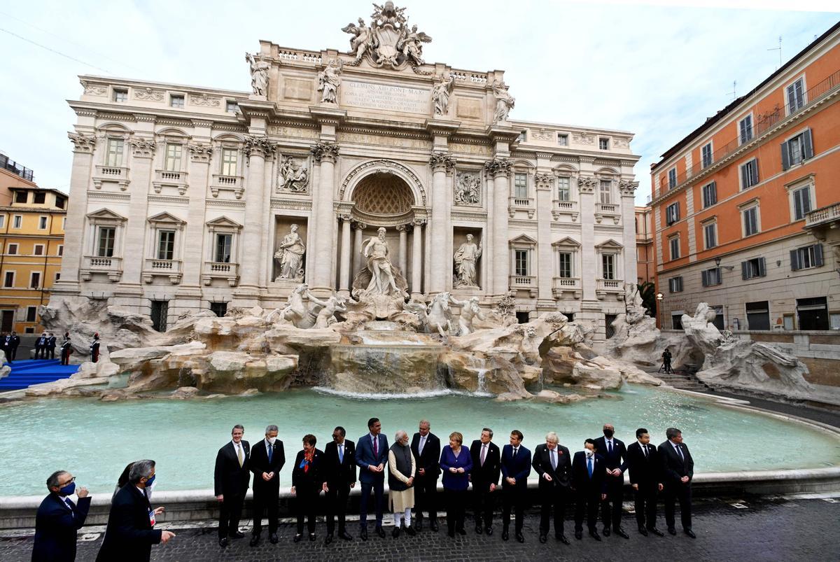 Foto de familia de los líderes de G-20 delante de la Fontana de Trevi.