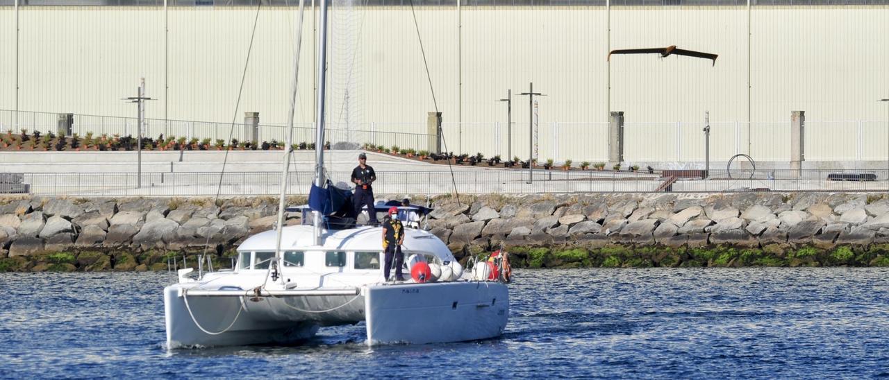 Maniobras con un dron aéreo desde un barco.