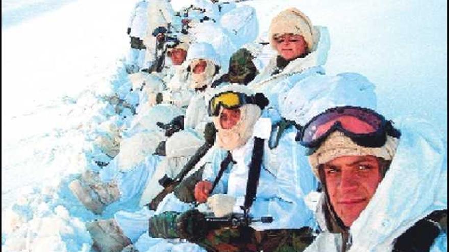 operación. Una patrulla turca de alta montaña descansa durante la escalada a un pico nevado del Kurdistán iraquí.