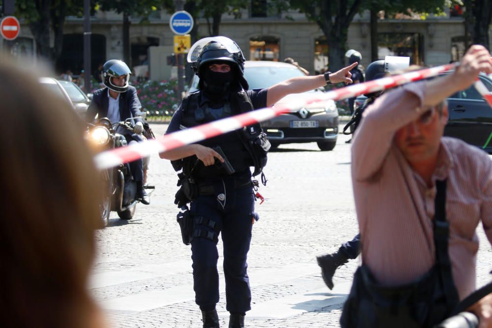 Las imágenes del ataque a un furgón policial en París