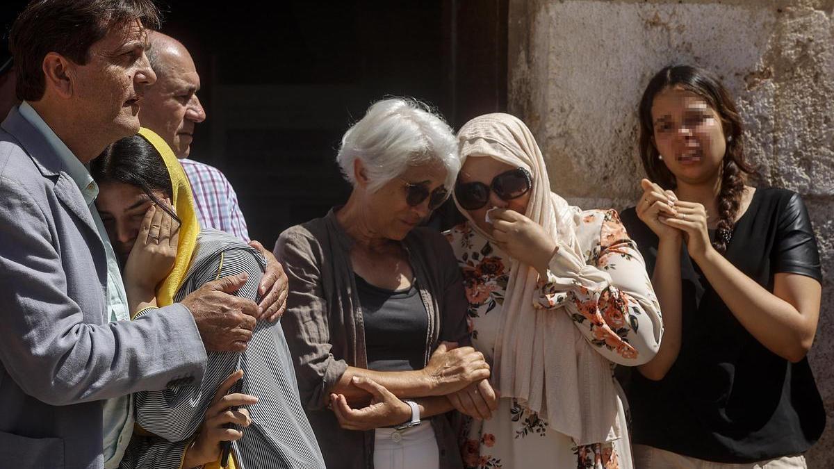 El alcalde de Alzira abraza a una hermana de Adam junto a la madre y la hermana mayor (a la derecha).
