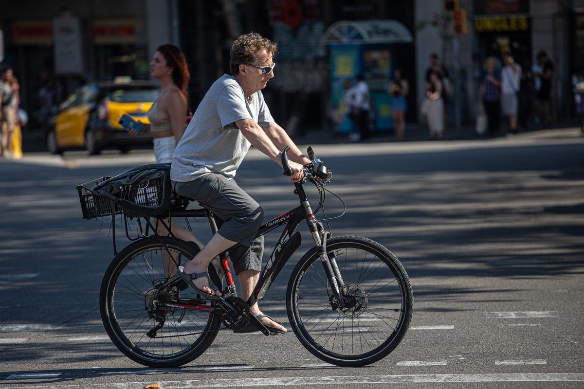 En bici urbana con calor extremo en Barcelona