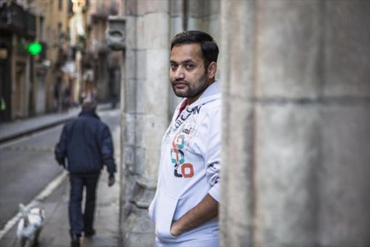 Mahboob Ahmad, al carrer de Sant Antoni Abat, a Barcelona, ahir. Mahboob Ahmad, al carrer de Sant Antoni Abat, a Barcelona, ahir.