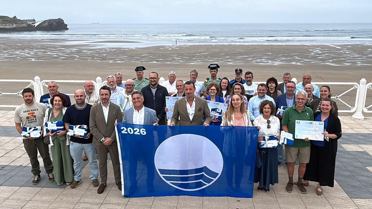 EN IMÁGENES: Las playas asturianas recogen sus banderas azules en Salinas