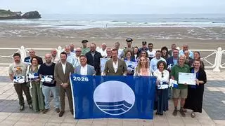 EN IMÁGENES: Las playas asturianas recogen sus banderas azules en Salinas
