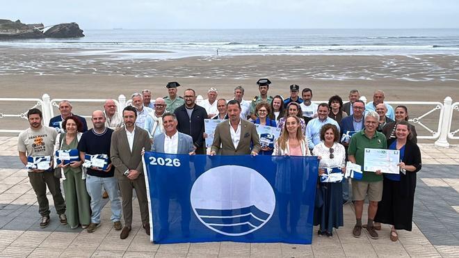 IMÁGENES: Las playas asturianas recogen sus banderas azules en Salinas
