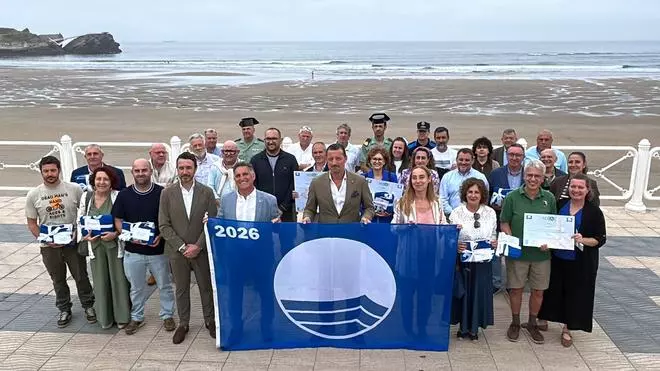 EN IMÁGENES: Las playas asturianas recogen sus banderas azules en Salinas
