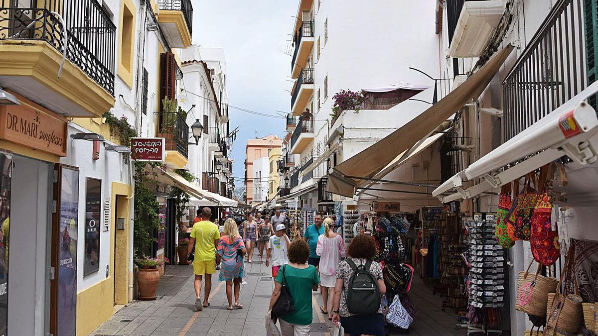 Turistas paseando en el barrio de la Marina.