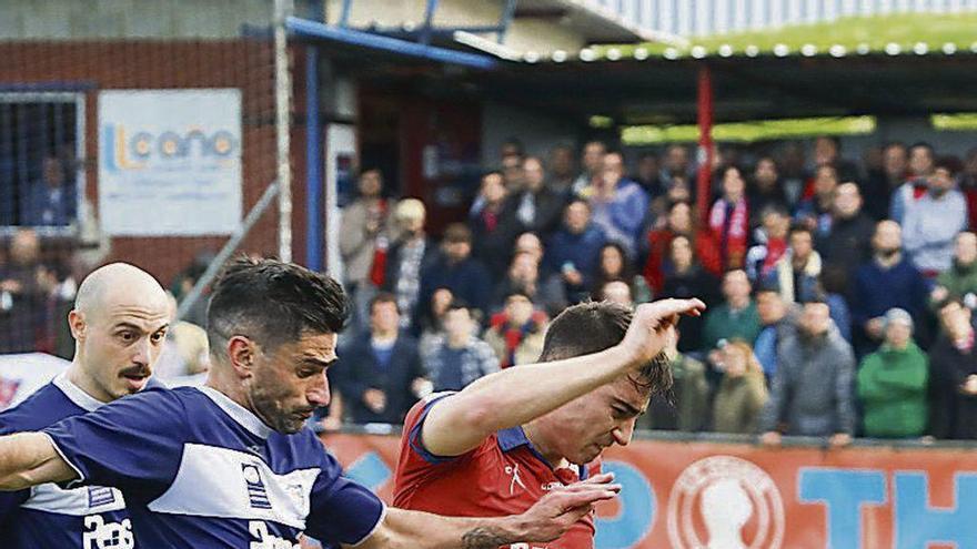 Chery despeja el balón ante la presencia de Quero y Morán.