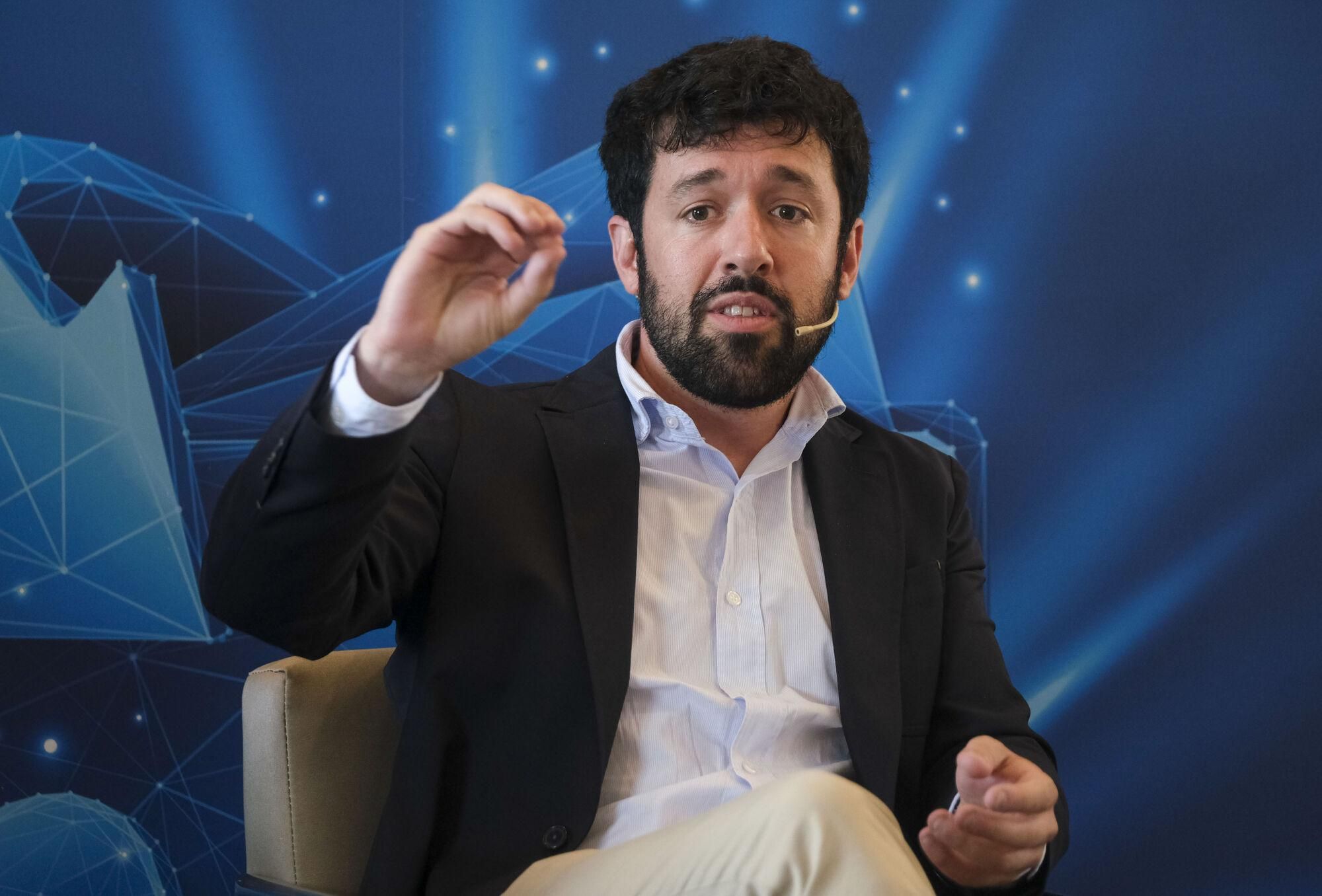 Expertos reunidos por La Opinión apuestan por el conocimiento financiero para superar los actuales tiempos de incertidumbre

