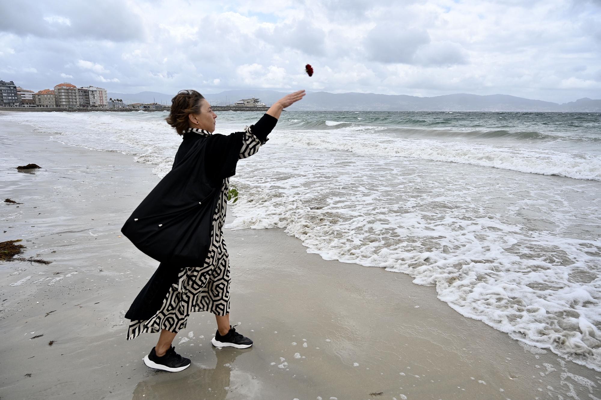 Homenaje al oftalmólogo coruñés Juan Tábara en la playa de Silgar e Sanxenxo, donde falleció