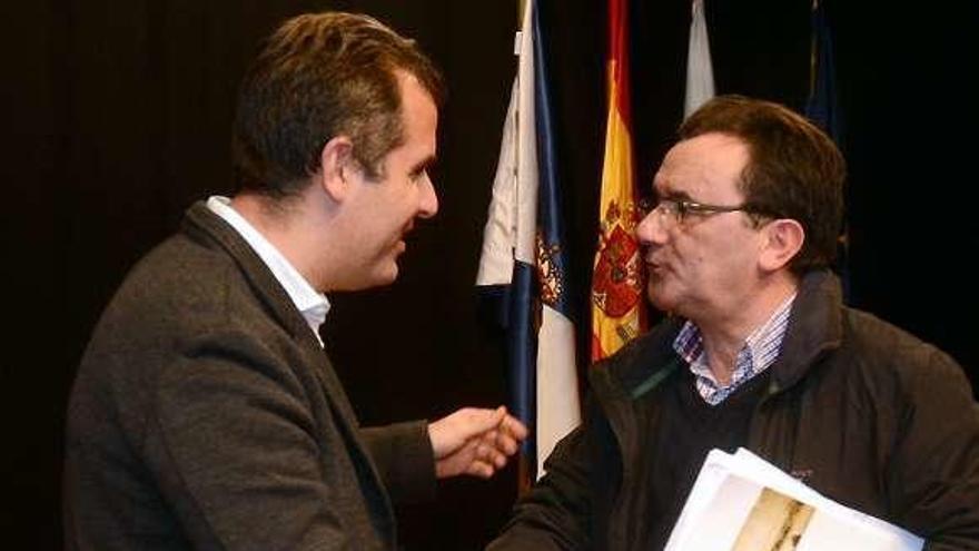 Rafael Domínguez y González Carballo se saludan. // R. Vázquez