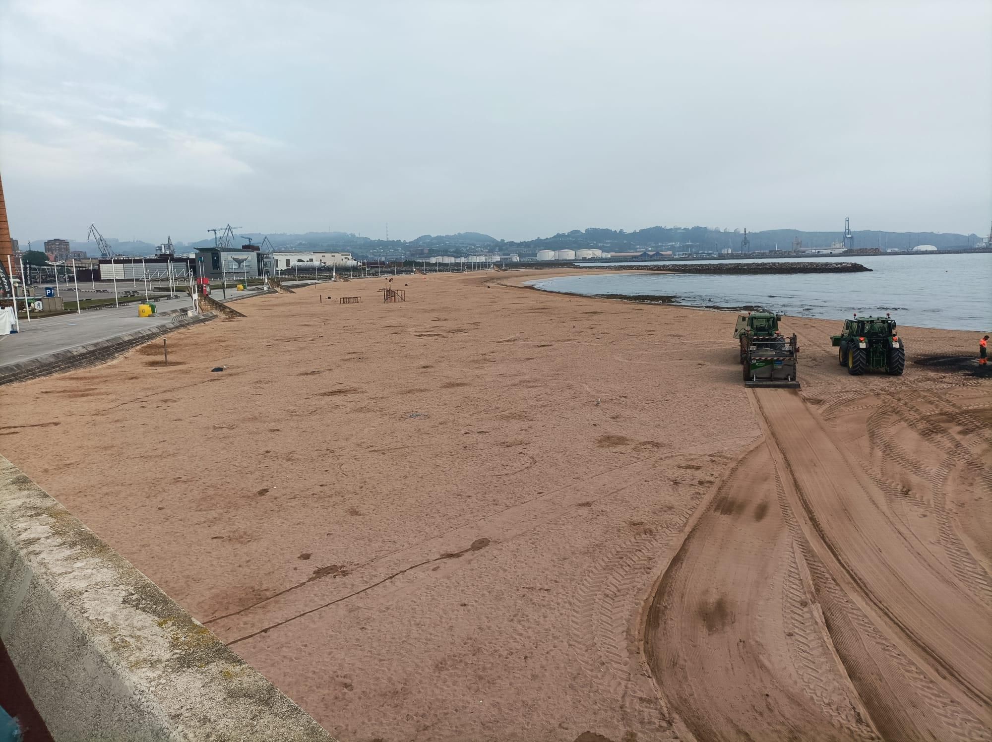 La resaca de la Noche de San Juan en Gijón: 7,4 toneladas de basura recogida (en imágenes)