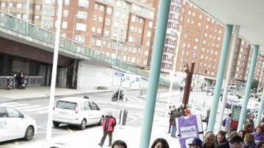 Activistas de Gijón, llegando a la estación para coger el &quot;tren de la libertad&quot;.