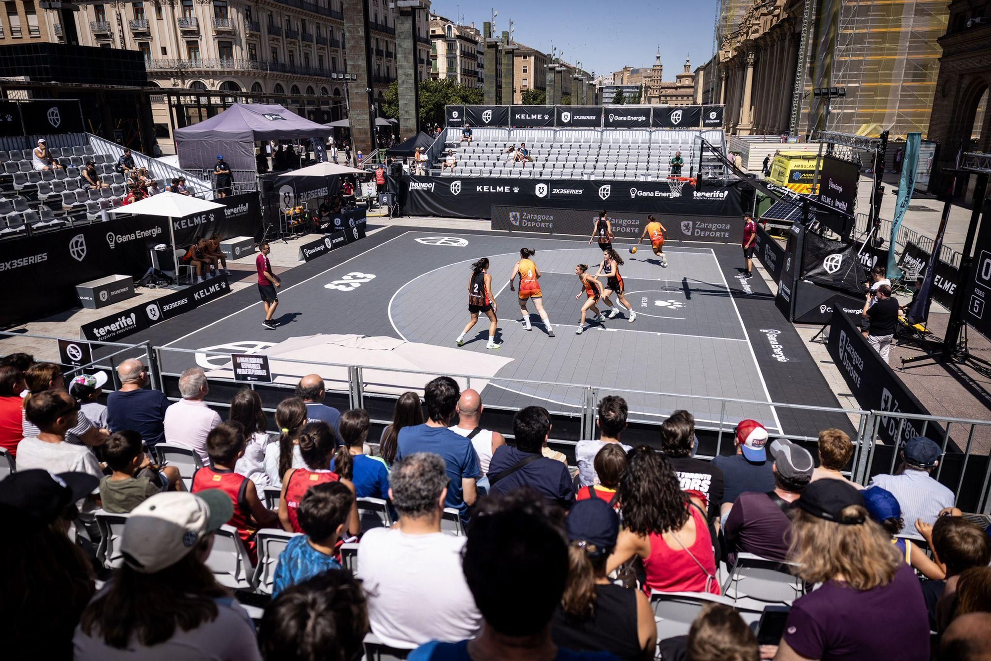 En imágenes | La Plaza del Pilar respira baloncesto con el 3x3