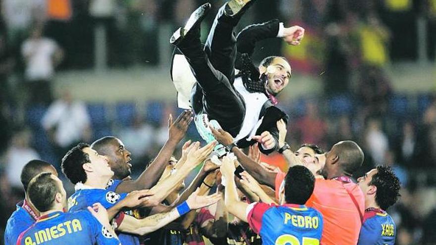Los jugadores del Barça mantean a Guardiola tras ganar la Liga de Campeones.