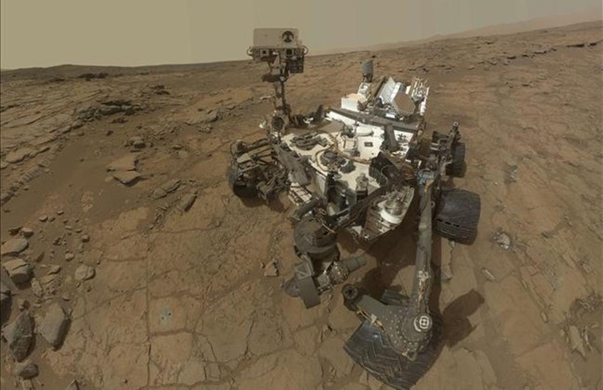 El robot ’Curiosity’, a la superfície de Mart. El robot ’Curiosity’, a la superfície de Mart.