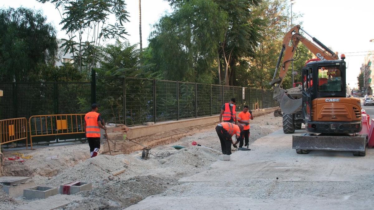 Los obreros trabajando en la zona más inmediata al Ibáñez Martín.