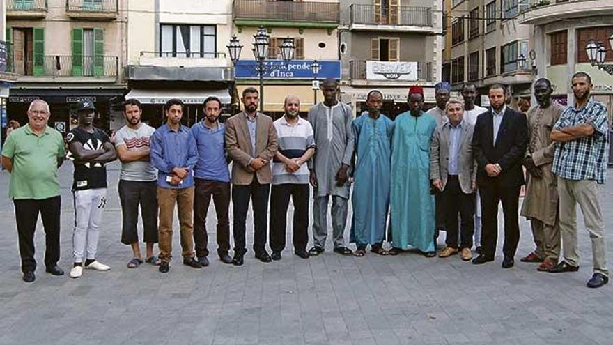 Los imanes de Inca, representantes de las comunidades musulmanas, autoridades locales y autonómicas tras la reunión de ayer.