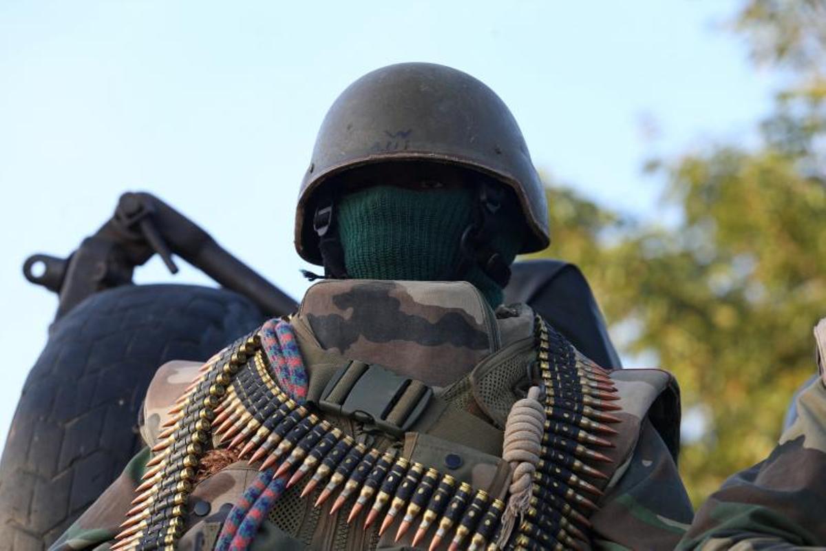 Un soldado gambiano de la CEDEAO hace guardia en un control. REUTERS Afolabi Sotunde