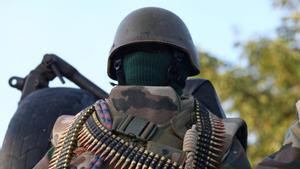 Un soldado gambiano de la CEDEAO hace guardia en un control.
