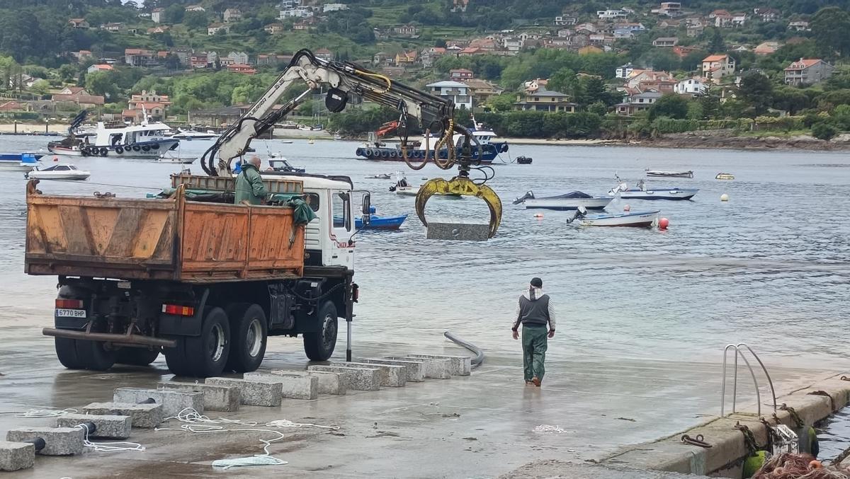 La tubería de captación de agua, ayer sobre el muelle de Aldán.