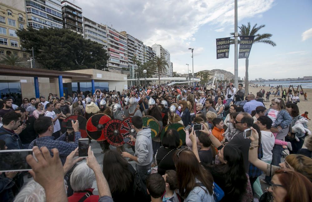 Los vikingos llegaron en barco al Postiguet y recorrieron el centro de la ciudad repartiendo entradas