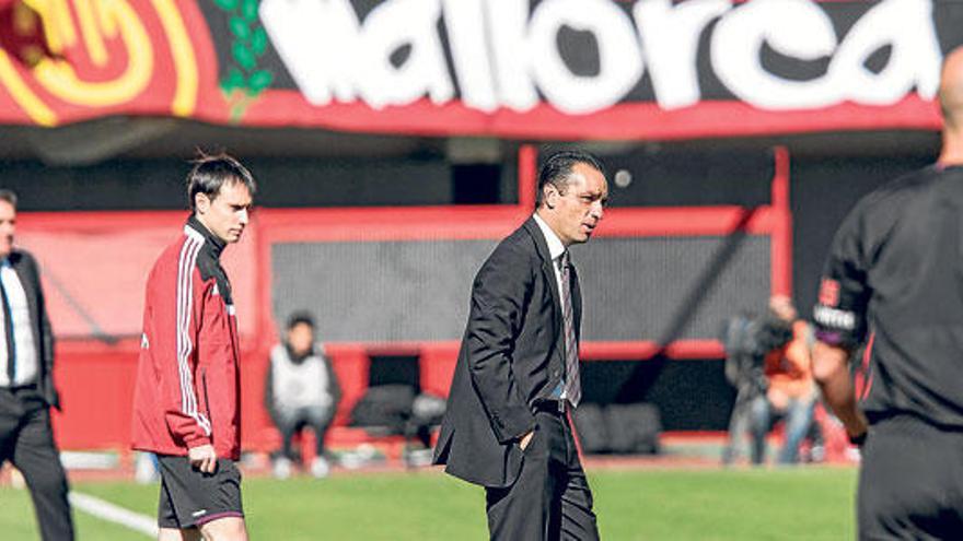 Oltra, siguiendo las evoluciones de sus jugadores en el partido del domingo contra el Sporting.