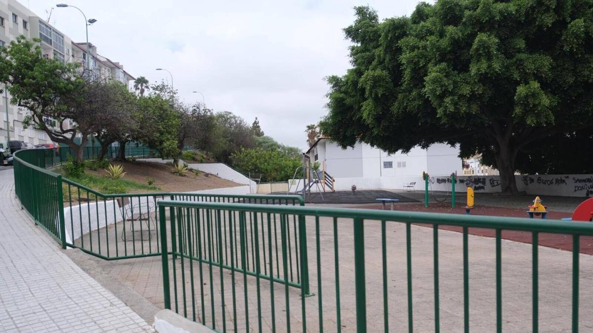 Las Palmas de Gran Canaria rehabilita muros y barandillas en la zona de juegos