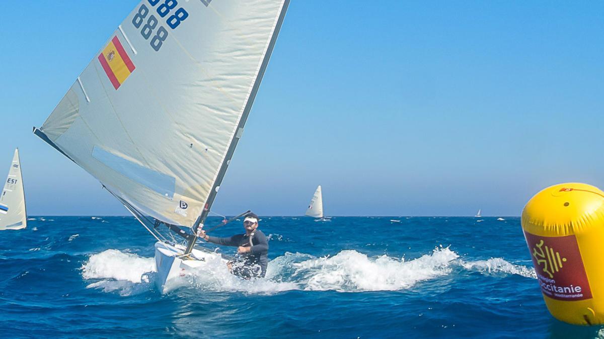 El regatista del CNC, Andrés Lloret en la Silver Cup Sub23 de FINN